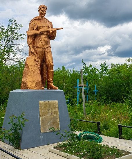 с. Матусов Шполянского р-на. Памятник на кладбище, установленный на братской могиле советских воинов.