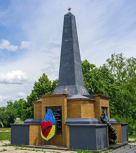 с. Матусов Шполянского р-на. Памятник, установленный на братской могиле советских воинов.