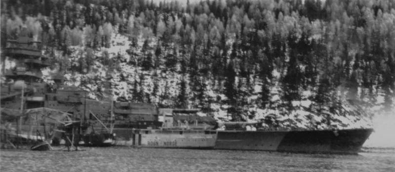 Немецкий линкор «Тирпиц» в норвежском Фаеттенфьорде. 1942 г. 