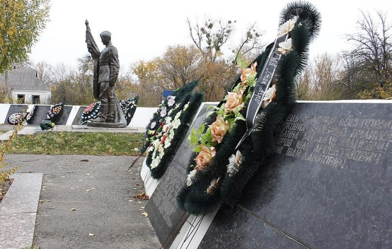 с. Станиславчик Шполянского р-на. Памятник, установленный на братской могиле советских воинов.