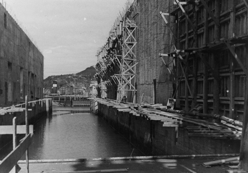 Бункер «Dora I» для подводных лодок в порту норвежского города Тронхейм во время строительства. 1942 г. 