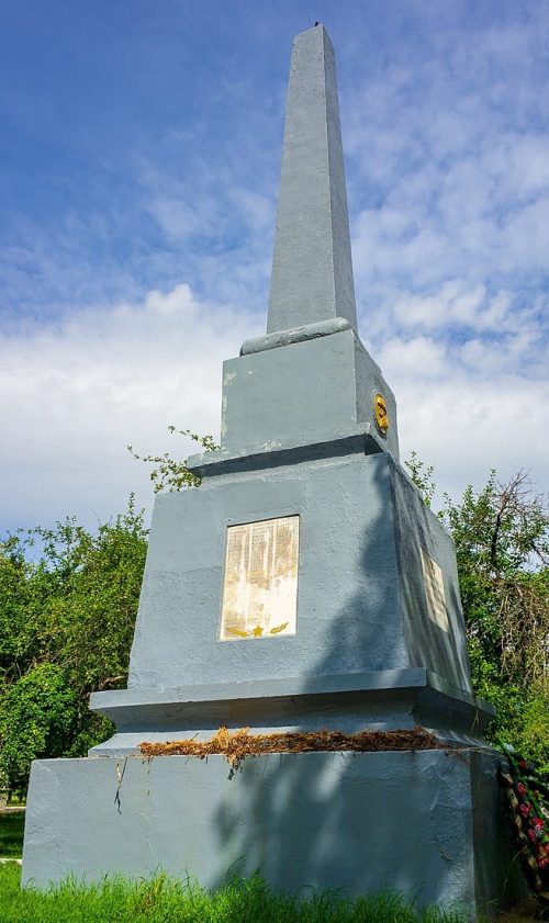 с. Сигнаевка Шполянского р-на. Памятник, установленный на братской могиле советских воинов.