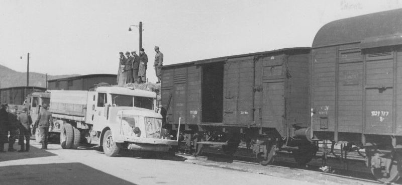 Пленные красноармейцы на разгрузке железнодорожных вагонов в Тронхейме. 1942 г. 