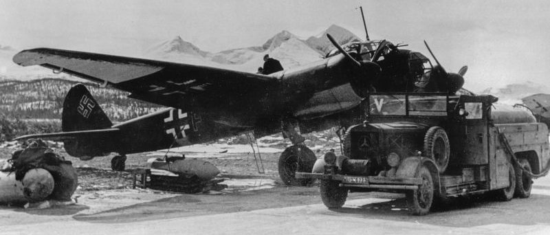 Заправка топливом немецкого бомбардировщика Ю-88 на аэродроме Бардуфос в Норвегии. 1942 г. 