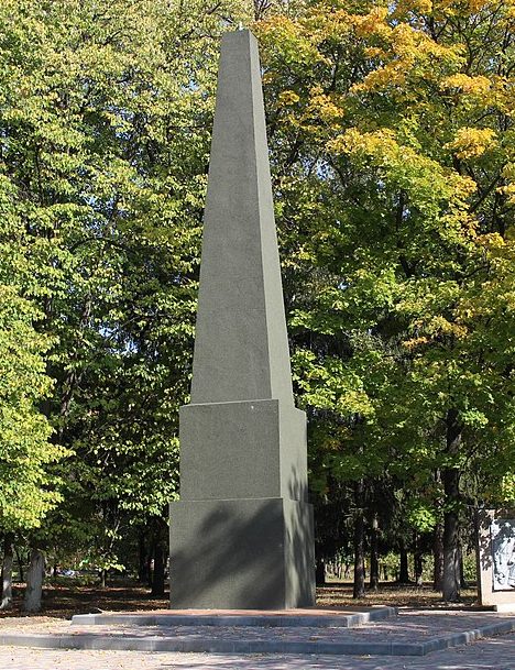 с. Товмач Шполянского р-на. Памятник у школы, установленный на братской могиле советских воинов.