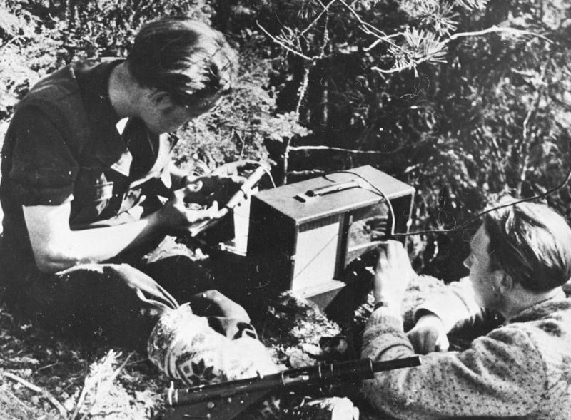 Члены Сопротивления слушают британское радио. 1942 г.