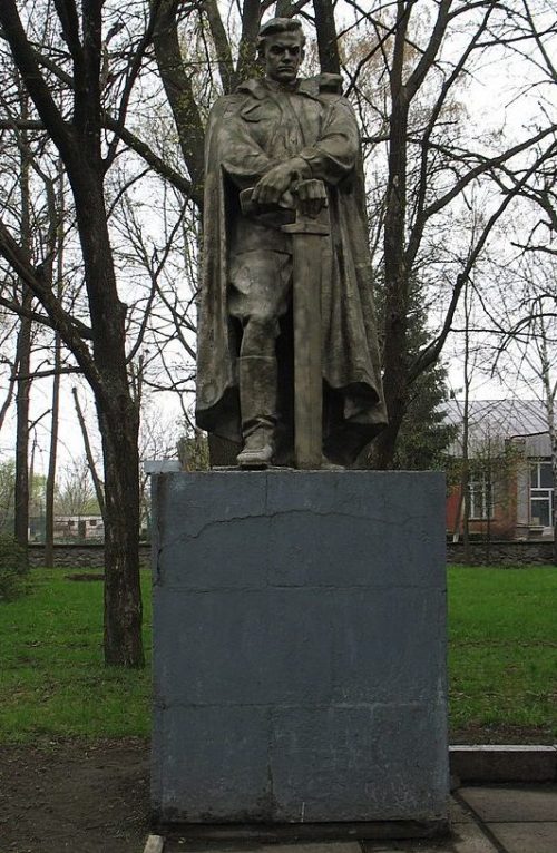 г. Шпола. Памятник в честь советских воинов и погибших односельчан.