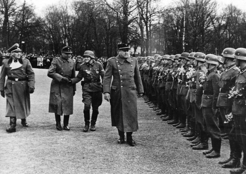 Премьер-министр Норвегии Видкун Квислинг обходит строй 1-й полицейской роты добровольческого легиона СС «Норвегия». Апрель 1943 г. 