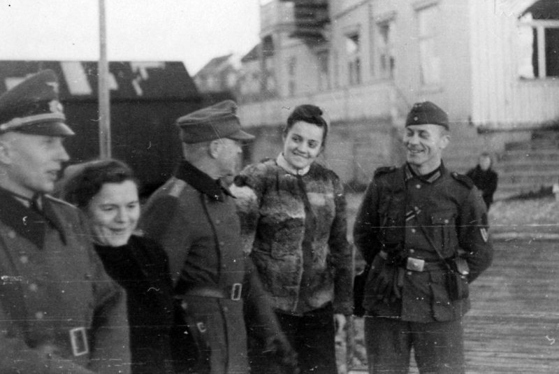 Норвежские женщины с немецкими солдатами в Броннёйсунде. 1943 г.
