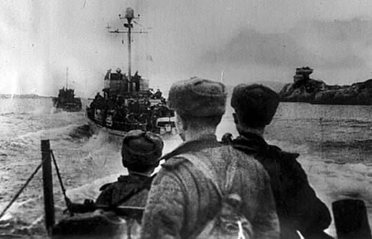 Корабли советского Северного флота с десантниками на пути к Киркенесу. Октябрь 1944 г. 