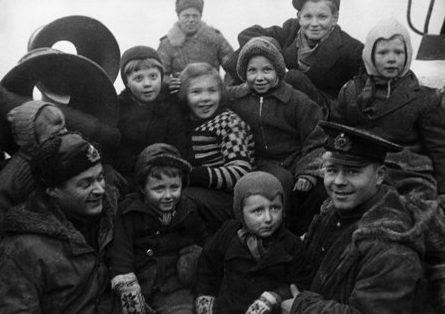 Водолазы Северного Флота с норвежскими детьми. Октябрь 1944 г.