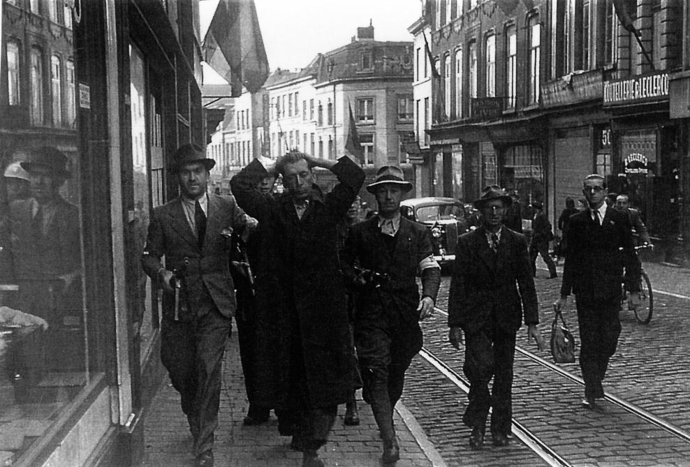 Члены бельгийской группы сопротивления задержали мирных жителей, обвиняемых в сотрудничестве с нацистами в Монсе. Сентябрь 1944 г.