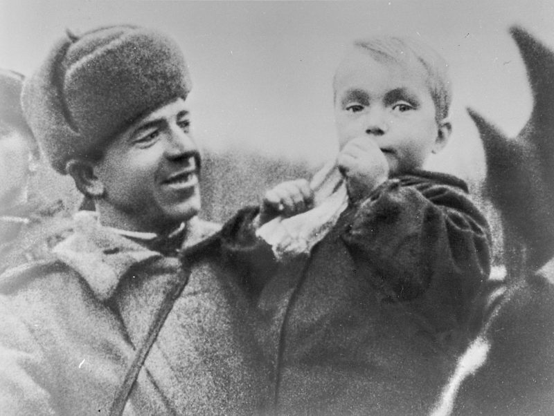 Советский боец с норвежским ребенком. Октябрь 1944 г.