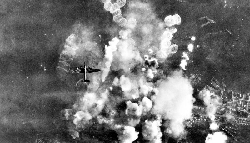 Бомбардировка немецкого бункера подводных лодок Лаксевога. Октябрь 1944 г.