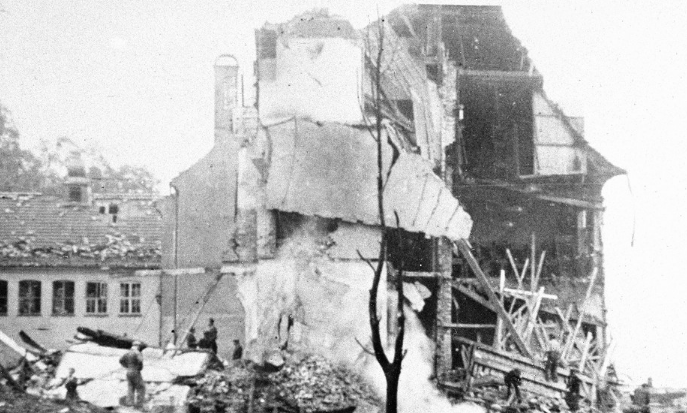Бомбардировка немецкого бункера подводных лодок Лаксевога. Октябрь 1944 г. 