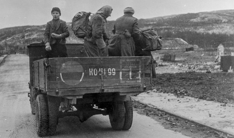 Норвежские жители возвращаются в родные места после окончания боев. 1944 г.