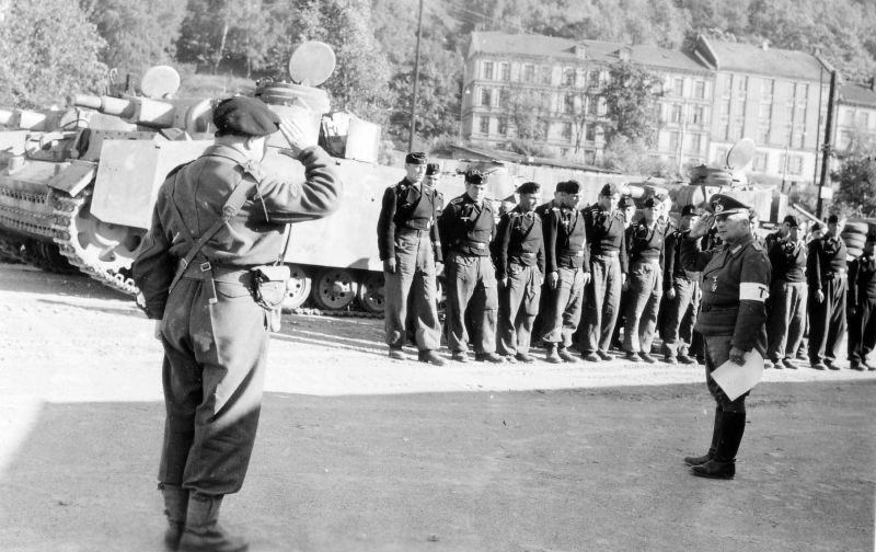 Подполковник британской армии О’Коннер принимает капитуляцию немецкой танковой бригады «Норвегия» в Трандуме. Май 1945 г. 