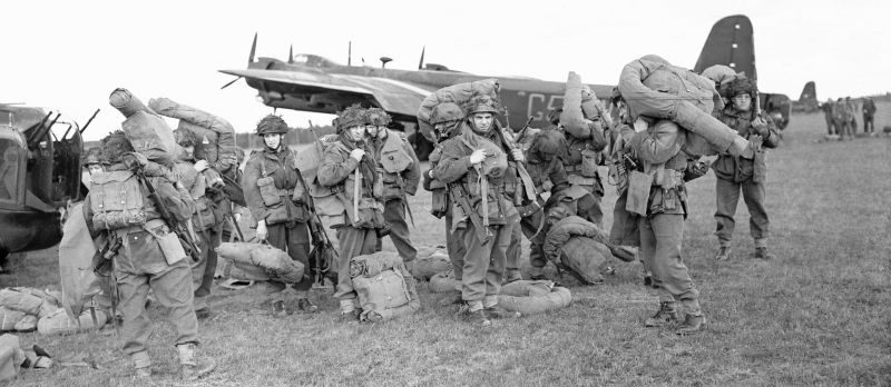Британские десантники на аэродроме Гардермуэн под Осло после высадки из бомбардировщиков во время операции «Думсдэй». Май 1945 г. 