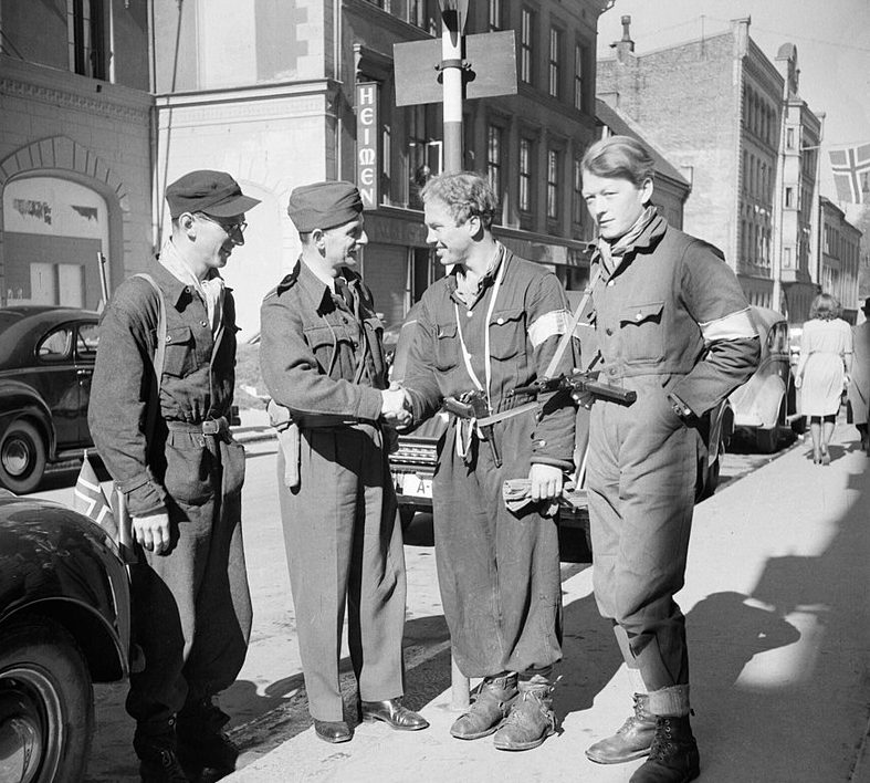 Борцы сопротивления в Осло встречают майора Королевских ВВС. Май 1945 г.