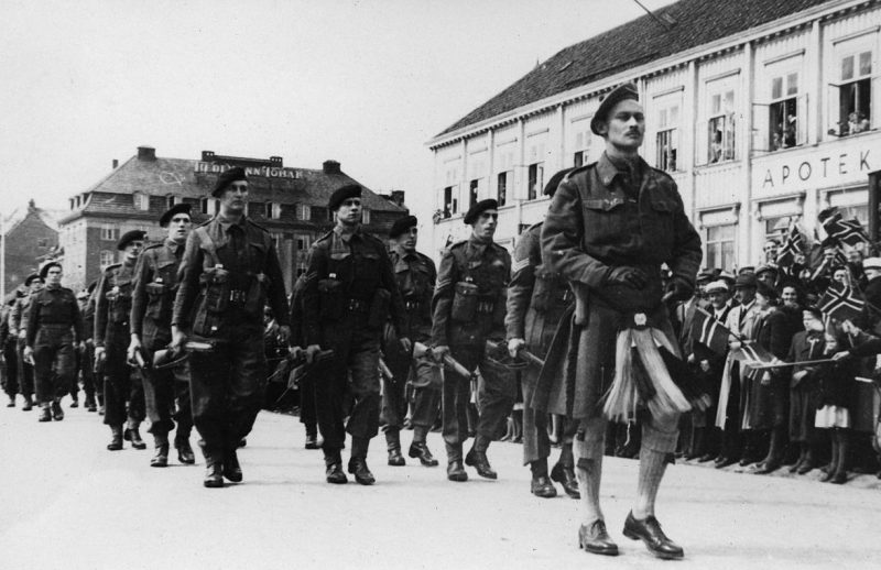 Марш британских солдат у ворот Конгенс. Тронхейм, 17 мая 1945 г.