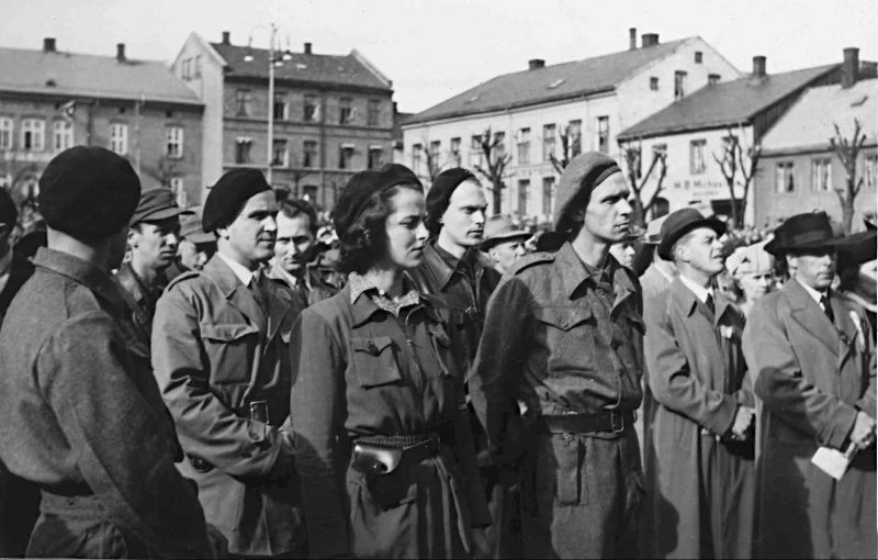 Ева Йоргенсен - руководитель подпольной группы в Хедемаркене на параде в Осло. Июнь 1945 г.
