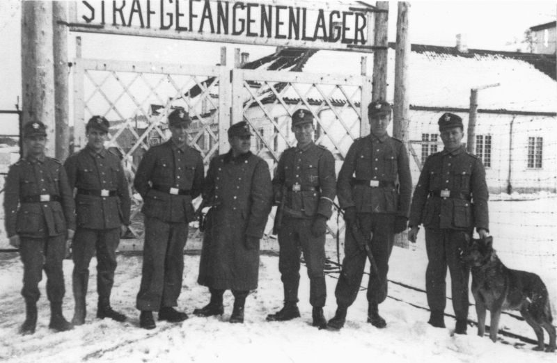 Семеро охранников норвежского концлагеря Фальстад у главных ворот. 1945 г. 