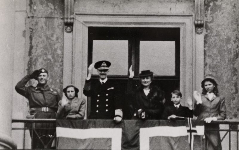 Королевская семья на балконе замка, после возвращения из эмиграции. 7 июня 1945 г.