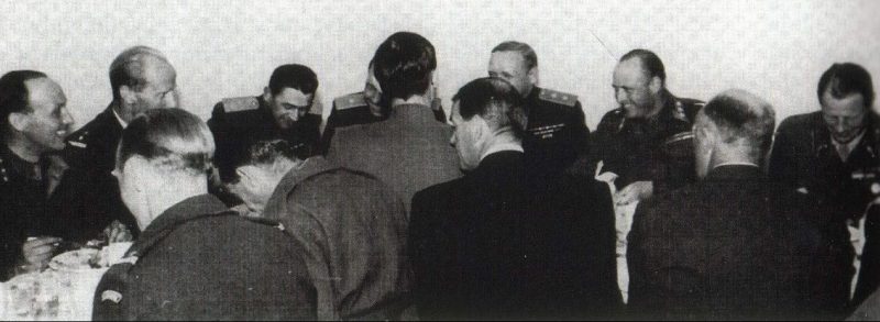 Обед в норвежском городе Киркенес с участием наследного принца Олава и командующего советскими войсками в Норвегии генерал-лейтенанта Щербакова Июль 1945 г.