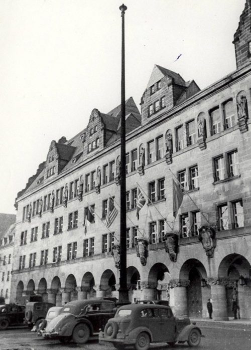 Нюрнбергский Дворец правосудия, где проходили судебные заседания. 1945 г.