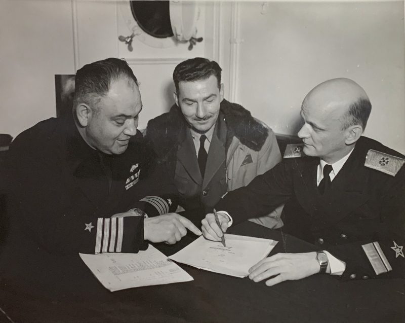 Капитан Уильям С. Максвелл, ВМС США и контр-адмирал Борис Попов обсуждают графики обучения 15 тысяч моряков советских экипажей. Апрель 1945 г.
