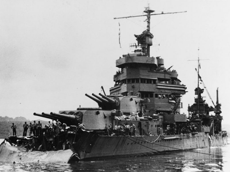 Поврежденный тяжелый крейсер «Minneapolis».