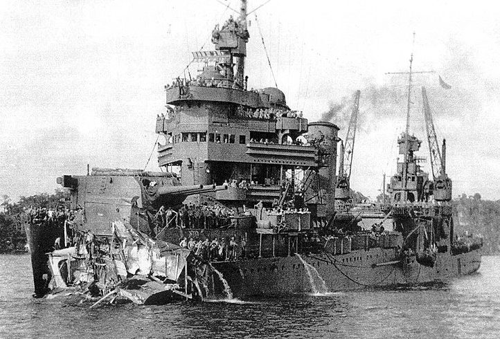 Крейсер «Нью-Орлеан» после боя с оторванным носом до второй башни.