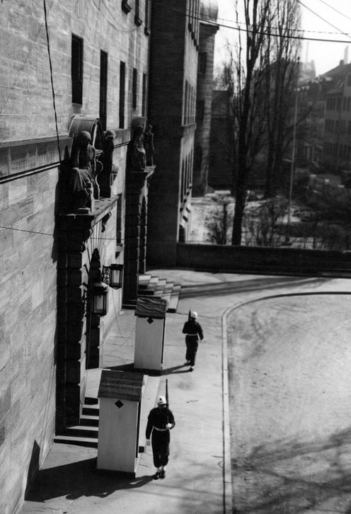 Входные ворота во Дворец правосудия в Нюрнберге. 1945 г.