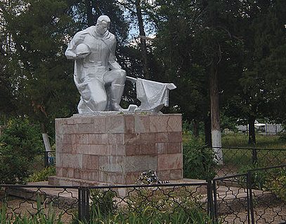 с. Богатырь Акимовского р-на. Памятник, установленный на братской могиле, в которой похоронено 188 советских воинов.