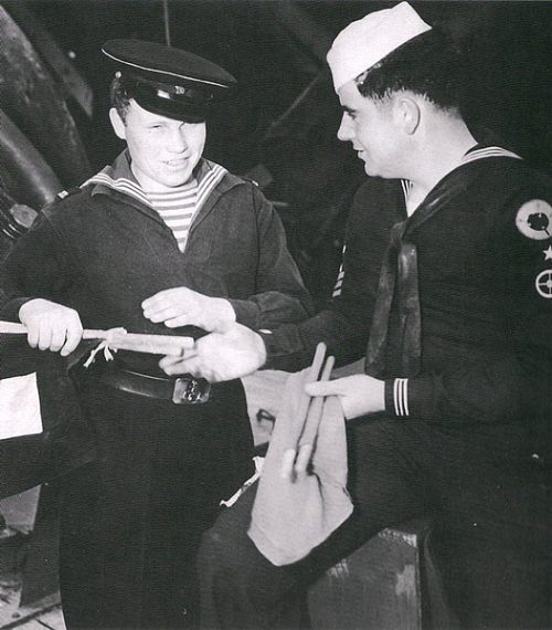 Связист ВМФ СССР проходит обучение у связиста ВМС США в Колд-Бэй.