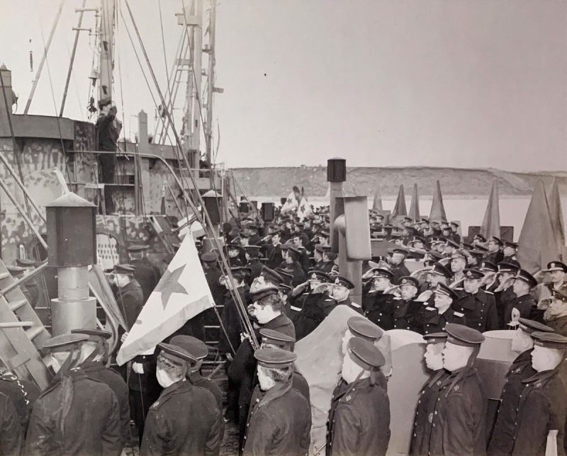 Церемония поднятия советского военно-морского флага на кораблях, передаваемых США в Холодной бухте.