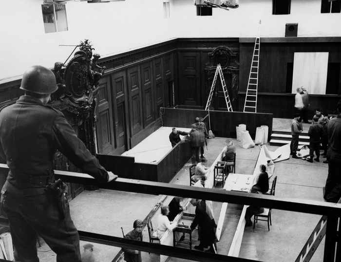 Переоборудование зала судебных заседаний Нюрнбергского Дворца правосудия в рамках подготовки к Нюрнбергскому процессу. 1945 г. 