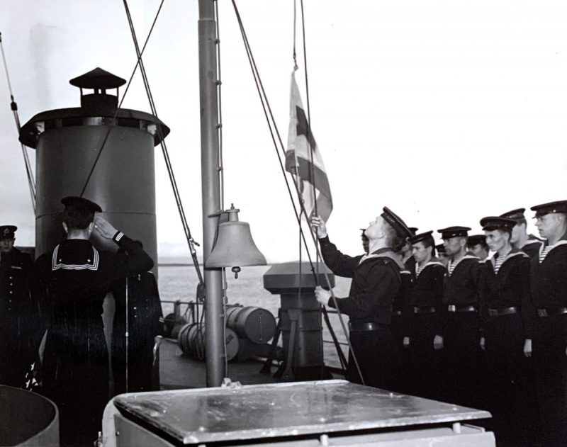 Церемония поднятия советского военно-морского флага на кораблях, передаваемых США в Холодной бухте. 9 июня 1945 г.