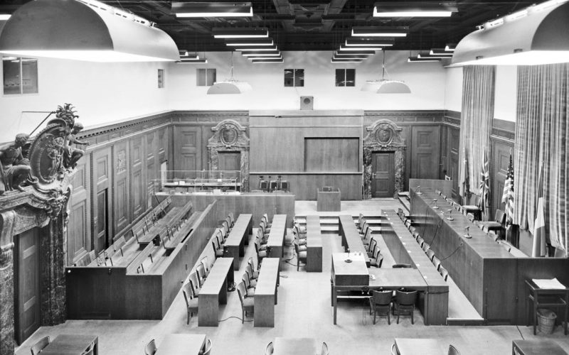 Интерьер зала судебных заседаний Нюрнбергского Дворца правосудия. 1945 г.