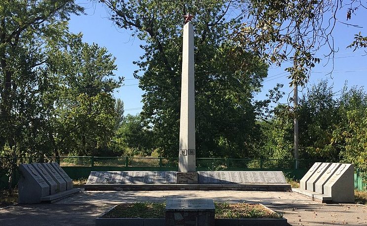 с. Каневское Запорожского р-на. Памятник, установленный на братской могиле, в которой похоронено 304 советский воин и памятник воинам-односельчанам. 