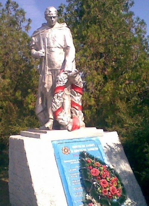 с. Волчанское Акимовского р-на. Памятник, установленный на братской могиле 387 советских воинов.