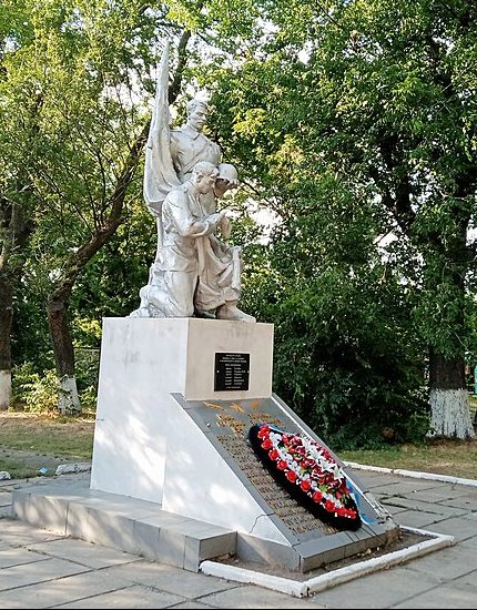 с. Азовское (Луначарское) Бердянского р-на. Памятник, установленный на братской могиле, в которой похоронено 11 советских воинов. 