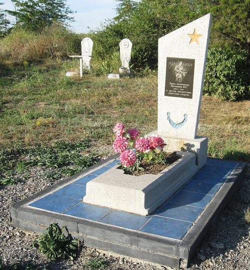 п. Андреевка Бердянского р-на. Братская могила на кладбище, где похоронено 4 советских воина.
