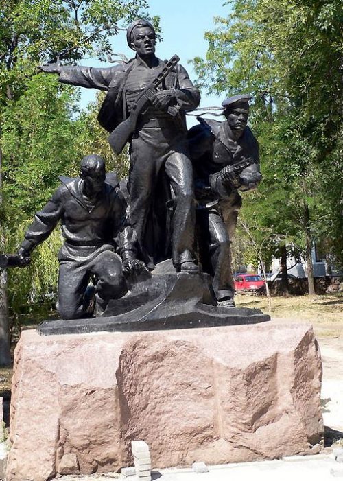 г. Бердянск. Памятник, установленный на братской могиле 19 моряков-десантников.