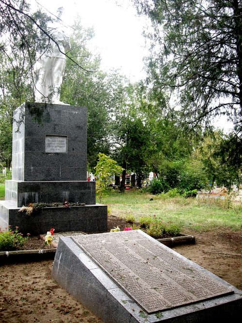 г. Орехов. Памятник на кладбище №2, установленный на братской могиле, в которой похоронено 186 советских воинов.