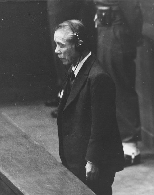 Коки Хирота слушает смертный приговор. 1948 г.