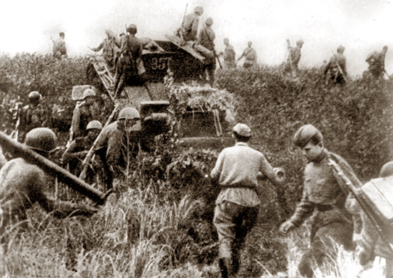 Солдаты 5-й армии 1-го Дальневосточного фронта переходят границу с Манчжурией. Август 1945 г.