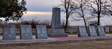с. Великая Белозерка. Мемориал, установленный на братской могиле советских воинов.