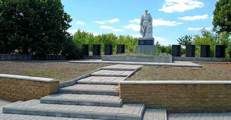 с. Вербное Пологовского р-на. Памятник возле дома культуры, установленный на братской могиле, в которой похоронено 6 советских воинов.