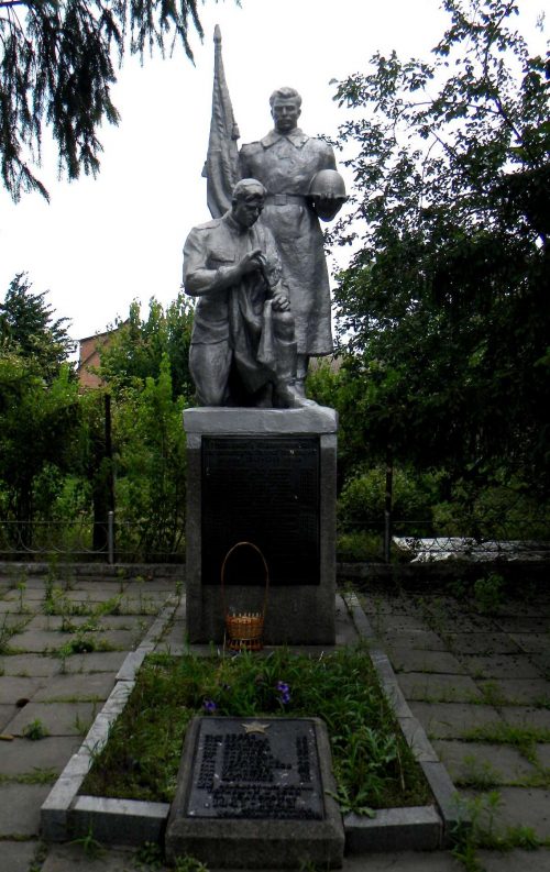 г. Запорожье, п. Подпорожное. Памятник, установленный на братской могиле, в которой похоронено 76 воинов погибших в боях за город.
